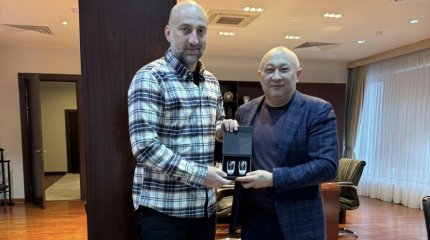 Авто бизнес-класса подарили Магомеду Адиеву