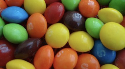 Вызывают рак и бесплодие: врачи требуют запретить конфеты Skittles