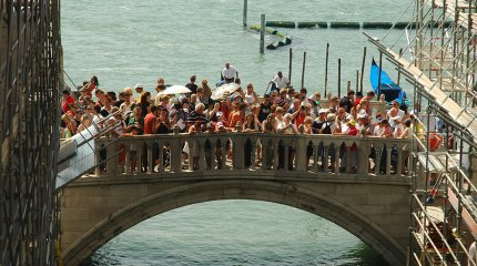 Платный вход в город вводят в Европе из-за многолюдности