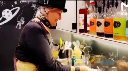 Бабушка-бариста удивляет посетителей кофейни