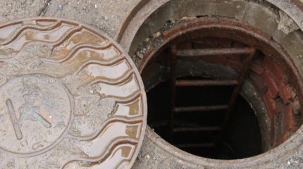 Упавшего в канализационный люк ребенка нашли мертвым в Кызылорде