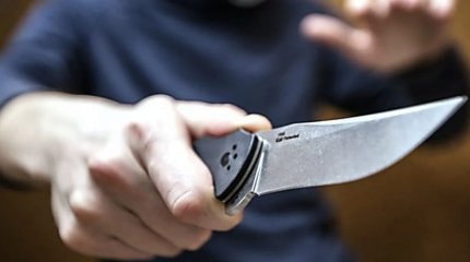 Актюбинец чуть не зарезал жену на глазах у коллег, чтобы «сохранить семью»