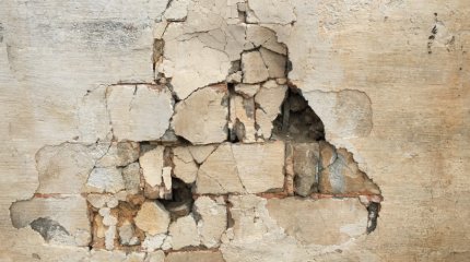 Женщина умерла после падения кирпича на голову в Уральске