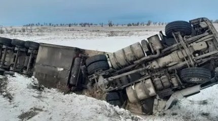 Ақмола облысында 20 тонна жұмыртқа тиелген фура аударылып қалды