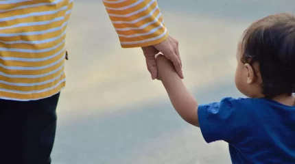 Екі жасар сәби маскүнемдікке душар болған: Павлодар тұрғыны баласына ішімдік берді деп айыпталды