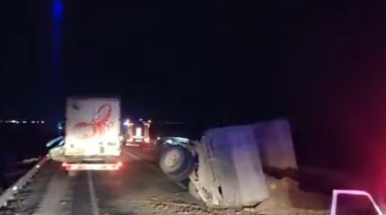 Прицеп с камнями отцепился на трассе и столкнулся с пассажирским автобусом в Кызылординской области