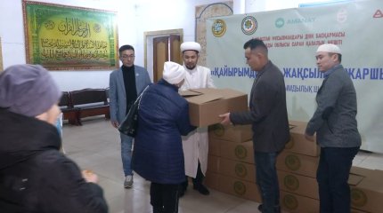 Қарағандыда "AMANAT" партиясының мүшелері көмекке мұқтаж жанұяларға азық-түлік себетін таратты