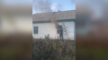 «Не смог пройти мимо», - военнослужащий вынес пенсионерку из горящего дома в Талдыкоргане