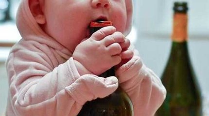 Двухлетнюю девочку спаивали в павлодарской семье