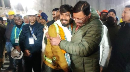 Үндістанда жарты ай бойы туннель астында қалған 41 жұмысшы құтқарылды