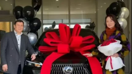 "35 млн теңге". Қайрат Әділгерей әйеліне су жаңа көлік сатып әперді