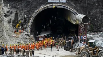 После 17 дней заточения всех рабочих спасли из рухнувшего туннеля в Индии