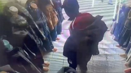 Подмена новой куртки на свою старую попала на видео в актюбинском магазине