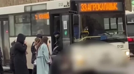 Астанада жолаушылар мінген автобус әйелді қағып кетті