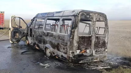 Ішінде 14 бала болған: Қостанай облысында ГАЗель түгі қалмай өртеніп кетті