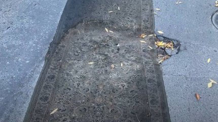 Алматы тұрғындары жол шұңқырына кілем төсеп қойған