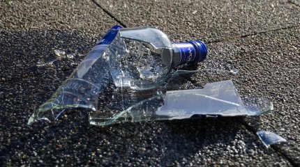 Напоила несовершеннолетнюю: женщину оштрафовали за распитие алкоголя на детской площадке