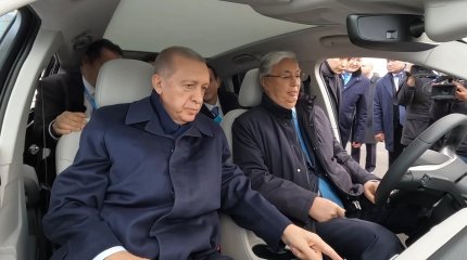 Түркия президенті Қасым-Жомарт Тоқаевқа TOGG электромобилін сыйға тартты