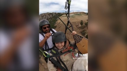 Әуеде парашютпен қалықтап жүріп, домбырамен күй шертті