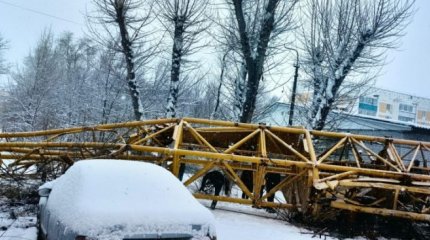 Крановщик скончался после падения крана в Костанае