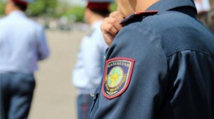 Астанчанин справил нужду на открытом балконе и угодил за решетку
