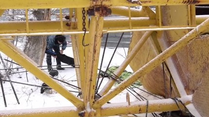 Крановщик погиб при падении башенного крана в Костанае