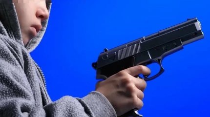 Ребенок выстрелил в себя из найденного в детском саду пистолета