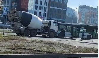 Бетономешалка столкнулась с автобусом в Астане
