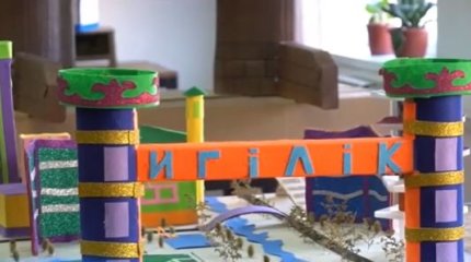 Макеты из мусора создает школьник в Туркестанской области