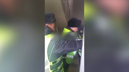 Астанада полицейлер ер адамның қолын кісеннің орнына скотчпен ораған