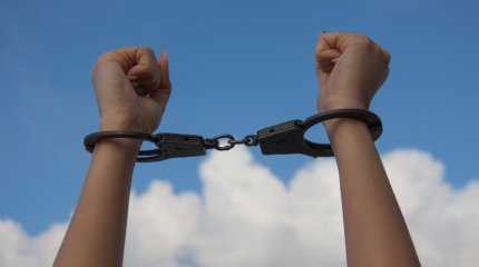 Жена убила мужа ударом в нос из-за того, что он не отвез её на день рождения в Дубай