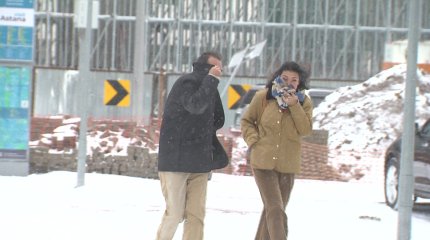 Зима пришла в Астану по календарю: снегопад привел к сотне аварий