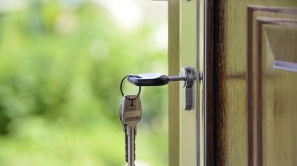 Неизвестный подарил казахстанской незрячей семье квартиру