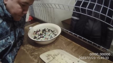 Наркотики в шоколаде пытались пронести в колонию Караганды