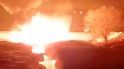 Бензовоз врезался в газовую трубу и загорелся в Алматинской области