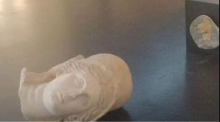 Турист разбил две античные статуи в музее и попал в лечебницу.