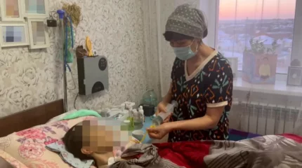 "Себебін ешкім білмейді": Ақтөбеде әйел отадан кейін 9 ай бойы комада жатыр