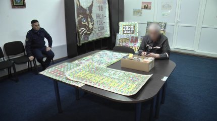 Полотна из конфетных фантиков плетёт осуждённый за убийство в Павлодаре