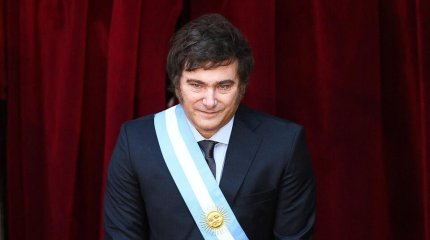 Мужчина бросил бутылку в голову президента Аргентины во время его инаугурации