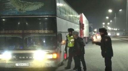 Без еды и денег: иностранцев, замерзших на трассе, выручили полицейские