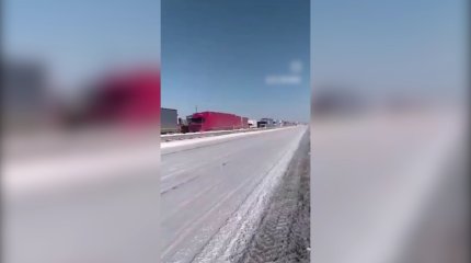 Двое суток провели на трассе казахстанские дальнобойщики в связи с непогодой