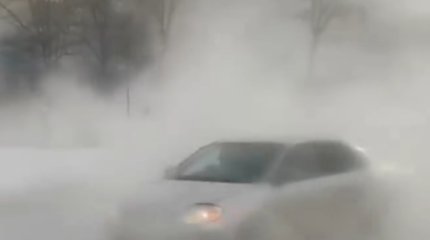 Кипятком залило улицу из-за аварии на теплотрассе