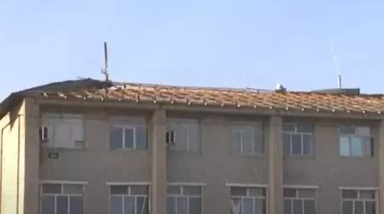 Қызылордада қатты жел салдарынан ғимараттардың шатыры ұшып кетті