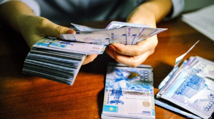 Павлодарда пара алған екі шенеунік сотталды