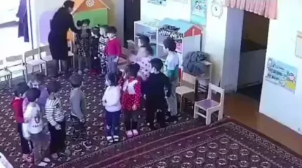 Өзбекстанда балаларды теуіп, таяқпен ұрған балабақша қызметкері жұмыстан қуылды
