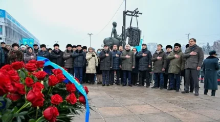 Алматылықтар Тәуелсіздік монументіне гүл шоқтарын қойды