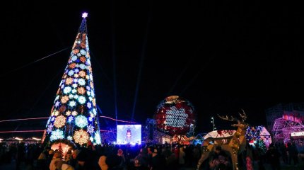 "Чудак в шубе" и двухметровая снежинка: как зажигали главную ёлку Астаны (ФОТО)