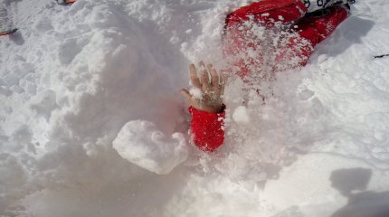 Ребёнка насмерть засыпало снегом в России