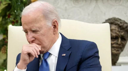 Автокөлік үлкен жылдамдықпен келе жатып Байденнің кортежіне соғылды