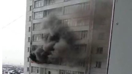 Многоэтажка загорелась в Шымкенте: двух человек спасли